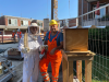 Die beiden Hobby-Imker Emanuel Da Nirdo (li.) und Jovica Stankovski neben dem selbst gezimmerten Bienenkasten auf der U4-Baustelle.